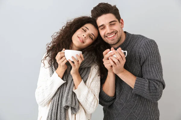 Couple Joyeux Portant Des Pulls Debout Isolé Sur Fond Gris — Photo