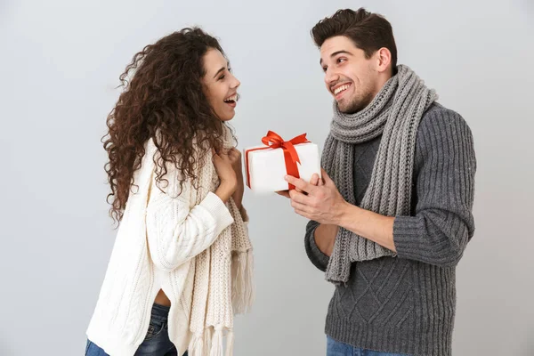 若い男性と女性は 灰色の背景の上分離したプレゼント ボックスに立って中を歓喜のイメージ — ストック写真