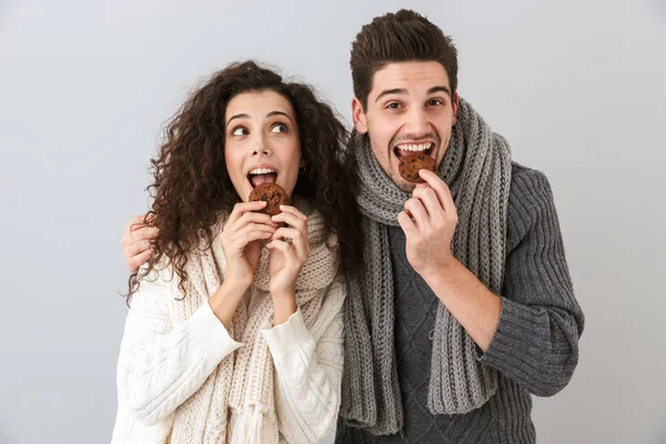 Fotografie Cuplu Atractiv Bărbat Femeie Purtând Eșarfe Mâncând Cookie Uri — Fotografie, imagine de stoc