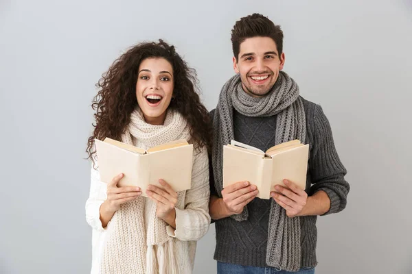 Afbeelding Van Opgewonden Man Vrouw Lezen Boeken Samen Geïsoleerd Grijze — Stockfoto