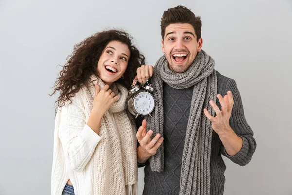 Εικόνα Καυκάσιος Ζευγάρι Άνδρα Και Γυναίκα Που Χαμογελά Κρατώντας Ρολόι — Φωτογραφία Αρχείου