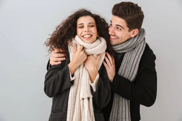 Fröhliches Junges Paar Pullovern Und Schals Das Isoliert Vor Grauem — Stockfoto
