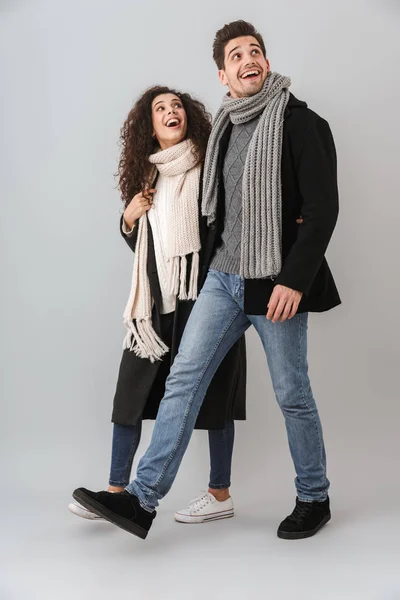 Cheerful Young Couple Wearing Sweaters Scarfs Isolated Gray Background Walking — Stock Photo, Image