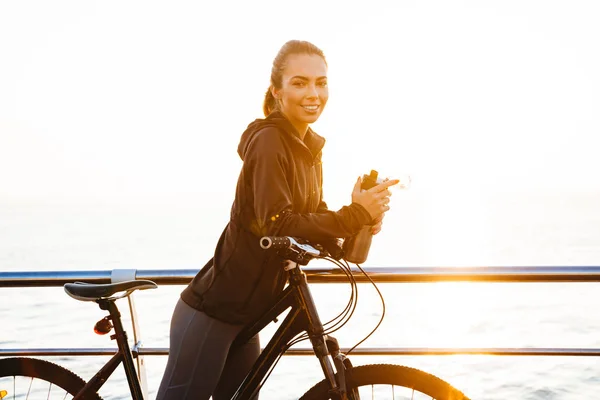 Foto Una Mujer Europea Montando Bicicleta Paseo Marítimo Durante Amanecer — Foto de Stock