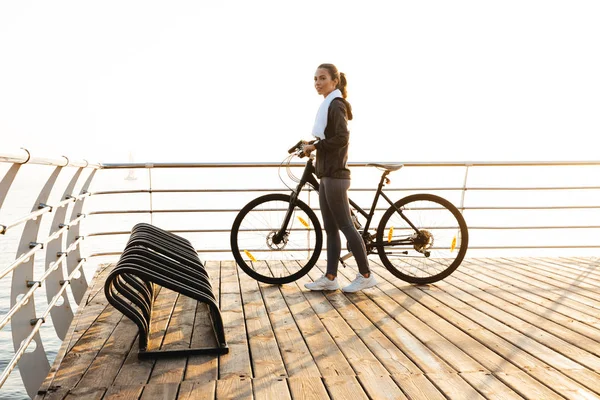 Foto Una Hermosa Mujer Pie Con Bicicleta Paseo Marítimo Durante — Foto de Stock