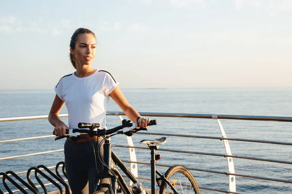 Imagen Una Mujer Europea Pie Con Bicicleta Paseo Marítimo Durante — Foto de Stock