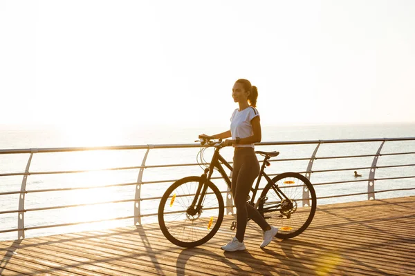 Imagen Una Atractiva Mujer Pie Con Bicicleta Paseo Marítimo Durante — Foto de Stock