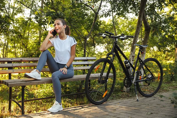 Imagen Una Mujer Europea Sentada Banco Parque Con Bicicleta Hablando — Foto de Stock