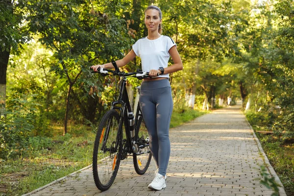 Imagen Mujer Feliz Años Caminando Con Bicicleta Través Del Parque — Foto de Stock