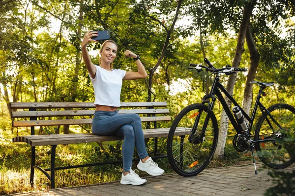 Imagen Mujer Atlética Sentada Banco Parque Con Bicicleta Tomando Foto — Foto de Stock