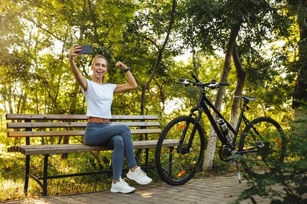 Imagen Una Mujer Adorable Sentada Banco Parque Con Bicicleta Tomando — Foto de Stock