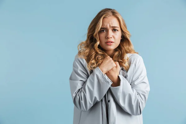 Congelato Giovane Ragazza Indossando Impermeabile Piedi Isolato Sfondo Blu — Foto Stock