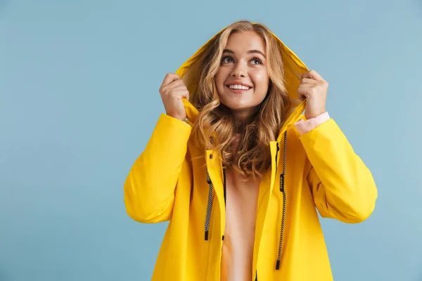 Immagine Una Donna Caucasica Anni Che Indossa Impermeabile Giallo Sorridente — Foto Stock