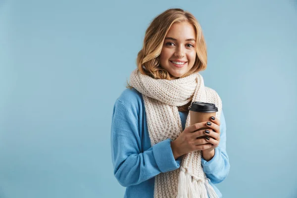 Imagen Mujer Rubia Años Envuelta Una Bufanda Sonriendo Sosteniendo Café —  Fotos de Stock