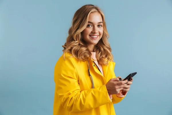 Imagem Jovem Anos Usando Capa Chuva Amarela Segurando Telefone Celular — Fotografia de Stock