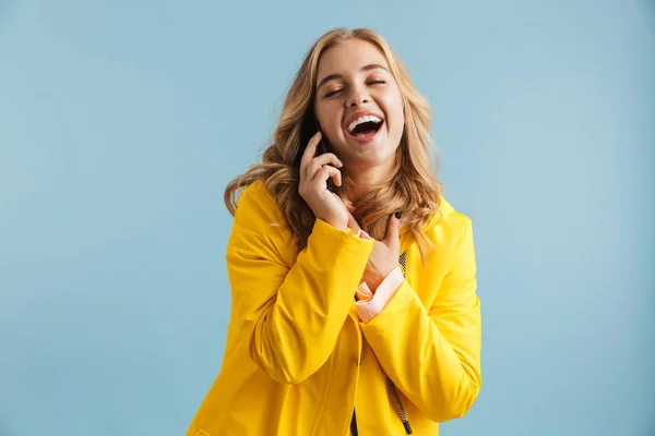 Foto Van Blijde Vrouw 20S Dragen Gele Regenjas Lachen Terwijl — Stockfoto