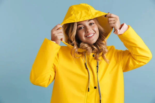 Foto Einer Positiven Frau 20Er Jahre Mit Gelbem Regenmantel Die — Stockfoto