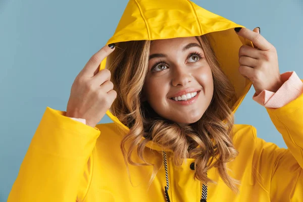 Foto Mulher Adorável 20S Vestindo Capa Chuva Amarela Olhando Para — Fotografia de Stock