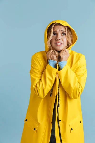 Imagem Comprimento Total Jovem Mulher 20S Usando Capa Chuva Amarela — Fotografia de Stock