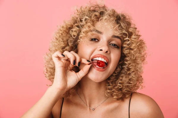 Foto Jovem Mulher Encaracolado 20S Vestindo Vestido Comendo Cereja Enquanto — Fotografia de Stock