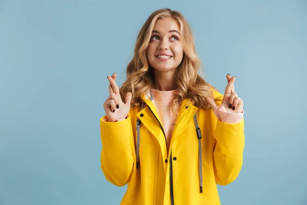 Imagem Mulher Alegre 20S Usando Capa Chuva Amarela Mantendo Dedos — Fotografia de Stock