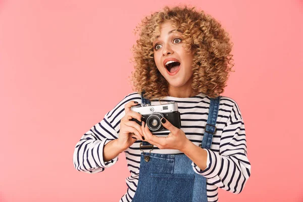 Foto Mulher Encaracolado Animado 20S Fotopraphing Câmera Retro Enquanto Isolado — Fotografia de Stock