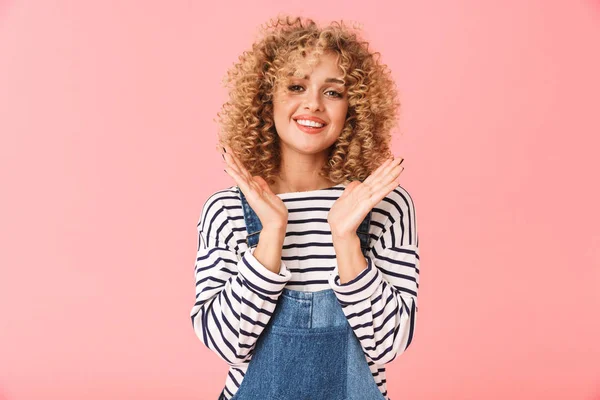 Mujer Joven Alegre Con Pelo Rizado Con Ropa Casual Pie — Foto de Stock