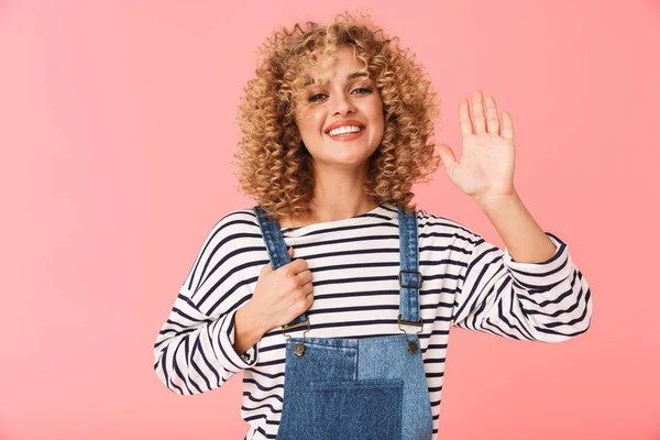 Foto Mulher Encaracolado Glamourosa 20S Sorrindo Para Câmera Isolada Sobre — Fotografia de Stock