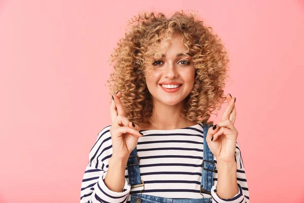 Joven Alegre Con Pelo Rizado Usando Ropa Casual Pie Aislado —  Fotos de Stock