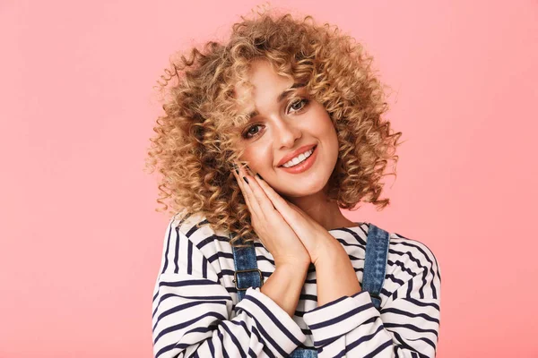 Jovem Alegre Com Cabelo Encaracolado Vestindo Roupas Casuais Isolado Sobre — Fotografia de Stock