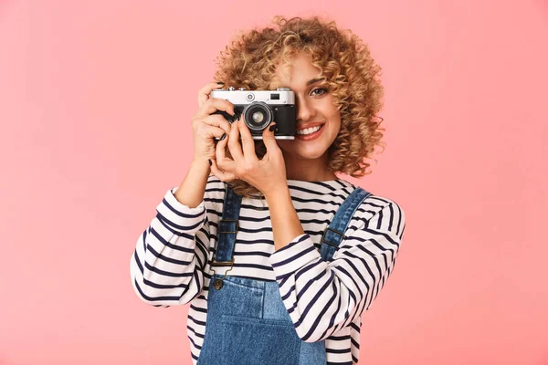 Foto Jovem Mulher Encaracolado 20S Fotopraphing Câmera Retro Enquanto Isolado — Fotografia de Stock