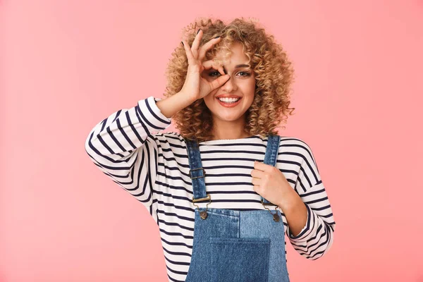 Foto Von Hübschen Lockigen Frau 20Er Jahre Lächelnd Und Zeigt — Stockfoto