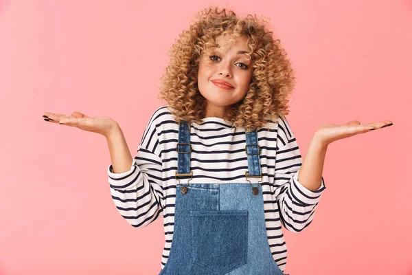 Mujer Joven Alegre Con Pelo Rizado Con Ropa Casual Pie — Foto de Stock