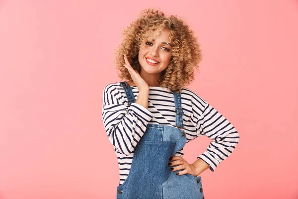 Glad Ung Kvinna Med Lockigt Hår Casual Kläder Står Isolerade — Stockfoto