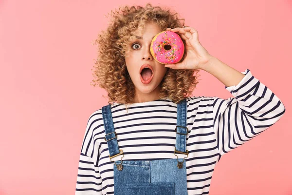 Bilden Glamorösa Lockigt Kvinna 20S Bär Casual Kläder Äta Donut — Stockfoto