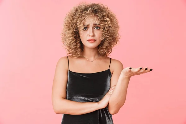 Retrato Mujer Rizada Descontenta Años Usando Vestido Frunciendo Ceño Mientras —  Fotos de Stock