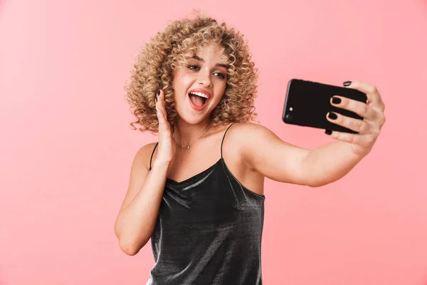 Retrato Mujer Caucásica Rizado 20S Sonriendo Tomando Foto Selfie Teléfono — Foto de Stock