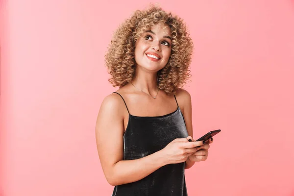 Retrato Mulher Encaracolado Caucasiano 20S Sorrindo Segurando Telefone Celular Isolado — Fotografia de Stock