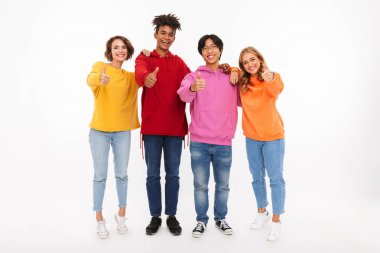 Neşeli Genç beyaz arka plan üzerinde izole Yaşasın vererek Grup