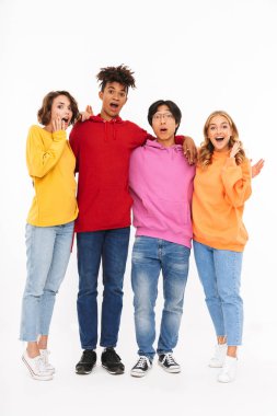 Beyaz arka plan üzerinde izole neşeli Genç Grup