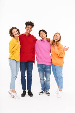Beyaz arka plan üzerinde izole neşeli Genç Grup