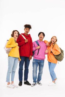 Neşeli Genç beyaz arka plan üzerinde izole kamera seyir sırt çantaları, taşıyan grup