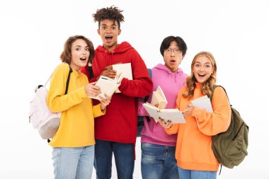 Arka plan beyaz duvar poz üzerinde izole ayakta arkadaşlar öğrencileri mutlu bir genç grup görüntü.