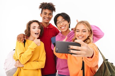 Neşeli Genç beyaz arka plan üzerinde izole sırt çantaları, bir selfie alarak taşıyan grup