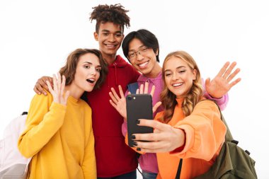 Neşeli Genç beyaz arka plan üzerinde izole sırt çantaları, bir selfie alarak taşıyan grup