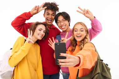 Neşeli Genç beyaz arka plan üzerinde izole sırt çantaları, bir selfie alarak taşıyan grup