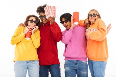 Bir film izlerken, patlamış mısır yemek, beyaz bitti izole soda içme korkmuş çok ırklı arkadaş grubu