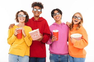 Bir film izlerken, patlamış mısır yemek, beyaz bitti izole soda içme neşeli çok ırklı arkadaş grubu