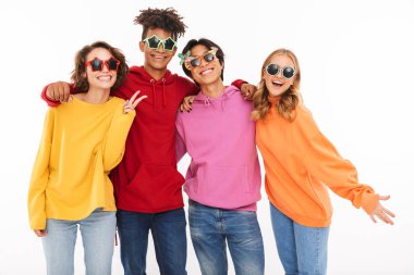 Beyaz arka plan üzerinde izole neşeli Genç Grup