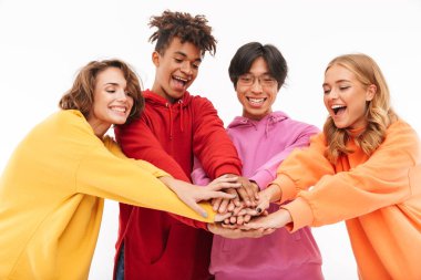 Beyaz arka plan üzerinde izole neşeli Genç Grup